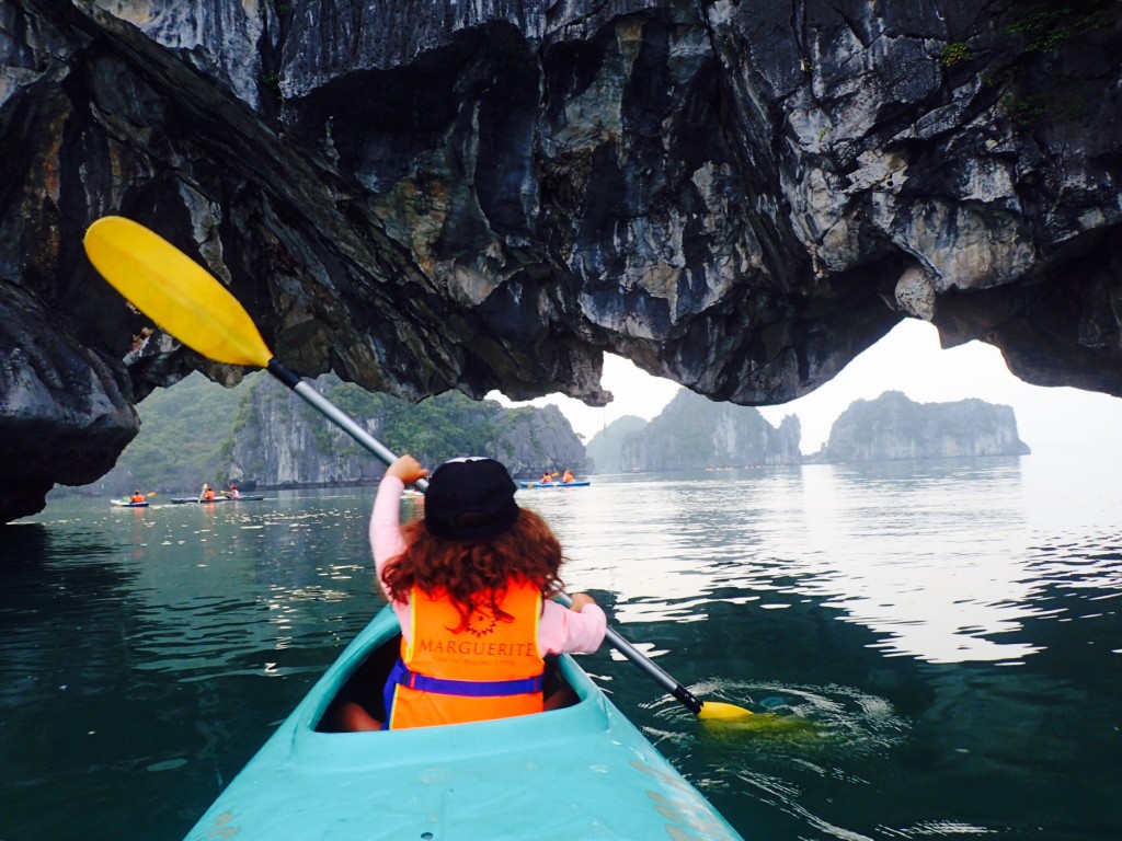 Bahia-Halong-kayak